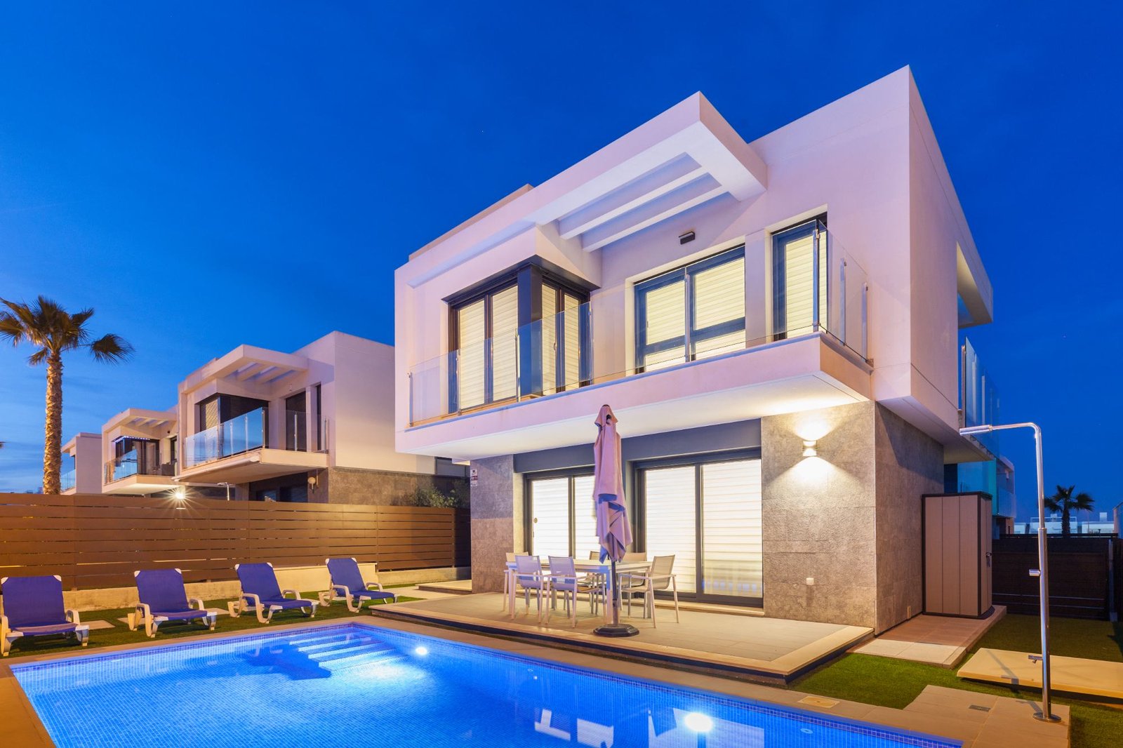 Villa 39 bij avondlicht, met verlicht privézwembad en zonneterras