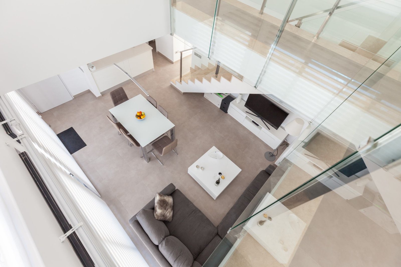 Zicht op de woonkamer vanaf de mezzanine